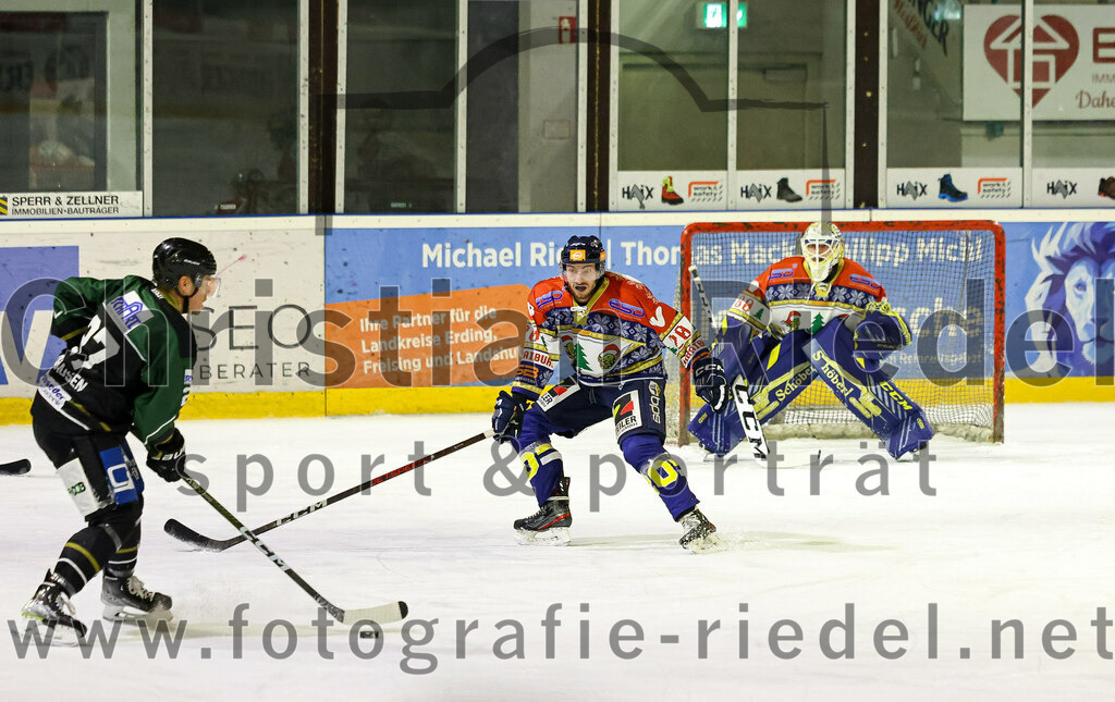 2022-12-09_073_TSV_Erding_gegen_EHC_Waldkraiburg | Erding, Deutschland, 09.12.2022:
Eishockey, Bayernliga 2022 / 2023, 19. Spieltag, TSV Erding gegen EHC Waldkraiburg, Endergebnis: 9:2

Mark Waldhausen (Erding Gladiators, #27), Thomas Rott (EHC Waldkraiburg, #20), Torwart Kevin Yeingst (EHC Waldkraiburg, #80)

Foto: Christian Riedel / fotografie-riedel.net