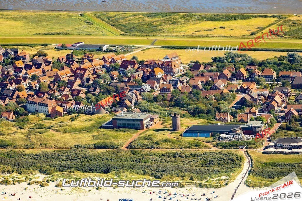 Aktuelles Luftbild von  Juist - Die Luftaufnahme wurde 2022 mittels UL-Flugzeug erstellt ( keine Drohne ) - hochauflösende Kamera-Systeme von  Canon -Beste Qualität - Für grossformatige Ausdrucke geeignet. Die Geschenkidee !