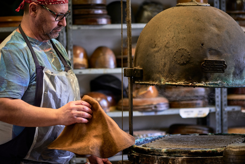 Mühlbauer Hutmanufaktur | WIen, Austria - March 04, 2020; Mühlbauer Hutmanufaktur; Filzstumpen wird in die Dampfglocke gelegt. - Realisiert mit Pictrs.com