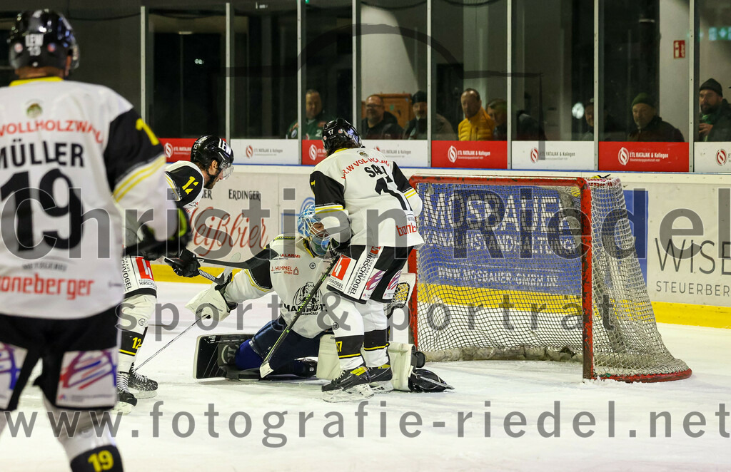 2023-11-17_124_TSV_Erding_gegen_EA_Schongau | Erding, Deutschland, 17.11.2023:
Eishockey, Bayernliga Vorrunde 2023 / 2024, 10. Spieltag, TSV Erding gegen EA Schongau, Endergebnis: 12:4

Jonas Lautenbacher (EA Schongau, #12), Torwart Xaver Nagel (EA Schongau, #80), Stefan Saal (EA Schongau, #17)

Foto: Christian Riedel / fotografie-riedel.net