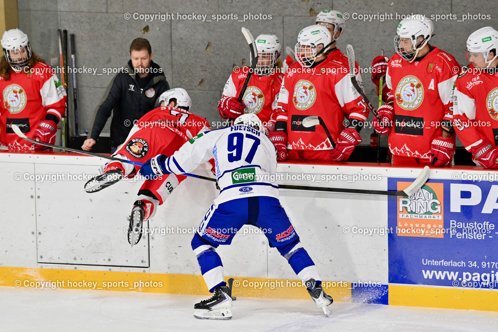 ESV Ferlach vs. UECR Eisbären Huben | #97 Fuetsch Johannes UECR EISBÄREN HUBEN, #7 Steiner Marco ESV Ferlach, Spielerbank ESV Ferlach, ESV Ferlach vs. UECR Eisbären Huben, ESV Ferlach vs. UECR Eisbären Huben am 31.10.2025 in Ferlach (HTC Eishalle Ferlach), Austria, (Photo by Bernd Stefan)