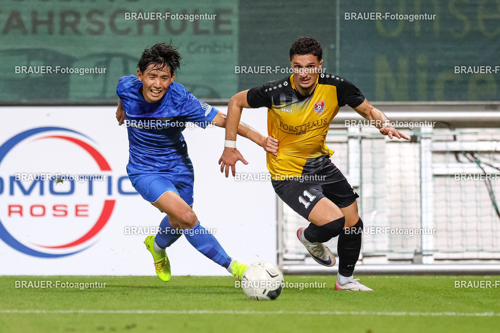 SB_KFCBAU_20250815_5806.JPG -  - KFC Uerdingen - SF Baumberg - Oberliga Niederrhein | Krefeld, Deutschland, 15.08.25: Hayato Uchimura (SF Baumberg) und Batuhan Özden (KFC Uerdingen) im Kampf um den Ball während des Oberliga Niederrhein Spiels zwischen KFC Uerdingen - SF Baumberg in der Grotenburg Stadion am 15. August 2025 in Krefeld, Deutschland. (Foto von Stefan Brauer/Brauer-Fotoagentur)