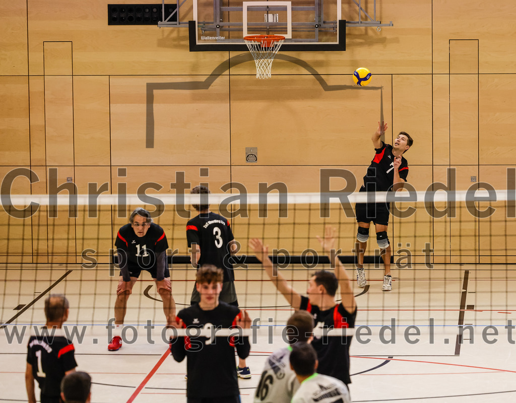 2021-11-27_138_TuS_Oberding_II_gegen_MTV_1881_Ingolstadt_III | Oberding, Deutschland, 27.11.2021:
Volleyball, Kreisliga 2021 / 2022, 5. Spieltag, TuS Oberding II gegen MTV 1881 Ingolstadt III, Endergebnis: 3:2

Gregor Bartkowski (TuS Oberding, #11), Karl Scholz (TuS Oberding, #3), Christoph Stegemann (TuS Oberding, #7)

Foto: Christian Riedel / fotografie-riedel.net