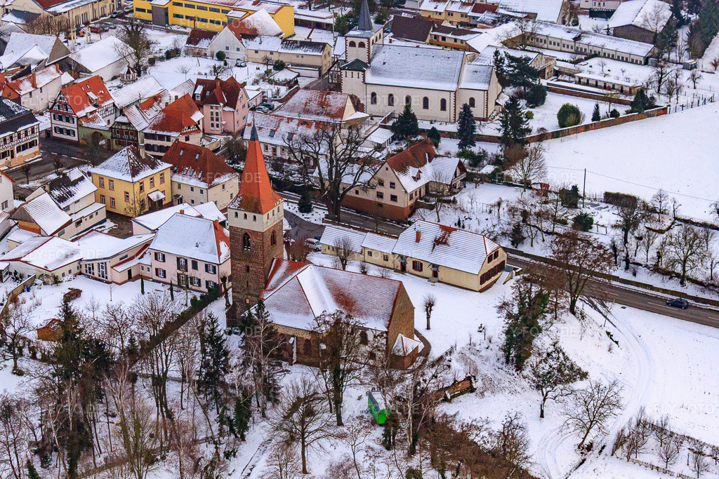 Luftbild: Protest. Kirche Im Winter bei Schnee in Minfeld im Bundesland Rheinland-Pfalz in Deutschland. Foto: IMG_23575.jpg vom 16.01.2010 durch Werner Riehm/FLY-FOTO.de