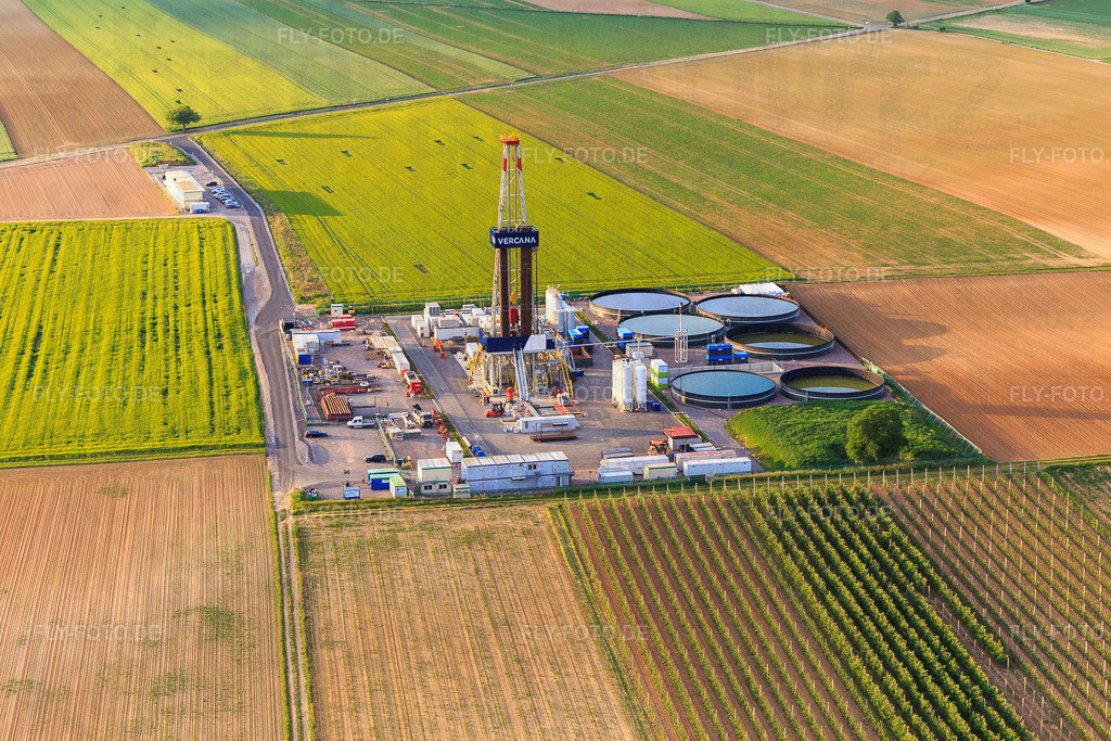Bohrgelände des Tiefenbohrplatz V20 von Vercana GmbH für Vulcan Energy am Schleidberg zur Förderung von Geothermie und Lithium https://v-er.eu/ | Luftbild: Bohrgelände des Tiefenbohrplatz V20 von Vercana GmbH für Vulcan Energy am Schleidberg zur Förderung von Geothermie und Lithium https://v-er.eu/ in Insheim im Bundesland Rheinland-Pfalz in Deutschland. Foto: IMG_146788.jpg vom 20.05.2025 durch Werner Riehm/FLY-FOTO.de - Realisiert mit Pictrs.com