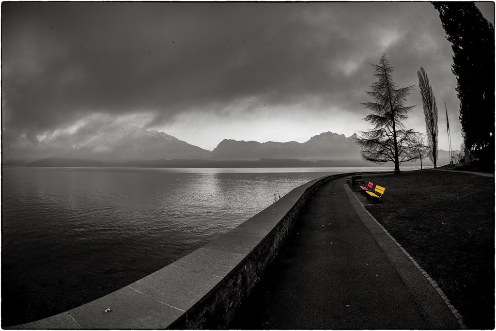 Grosses Kino | Manchmal ist auf einer Bank zu sitzen und in die Weite zu schauen mindestens ebenso interessant, wie im Kino zu sitzen - jedenfalls für mich. Wichterheer Park in Oberhofen am Thunersee mit Niesen und Stockhornkette. 
-----------------------------------------------
Sometimes sitting on a bench and looking into the distance is at least as interesting as sitting in the cinema - anyhow for me. Wichterheer Park in Oberhofen on Lake Thun with Niesen and Stockhorn chain.
-----------------------------------------------
Dieser Druck ist in einer limitierten Auflage von 5 Exemplaren erhältlich. 
This print is available in a limited edition of 5 copies. 
http://art.hess.photography/17-grosses-kino.html - Realisiert mit Pictrs.com