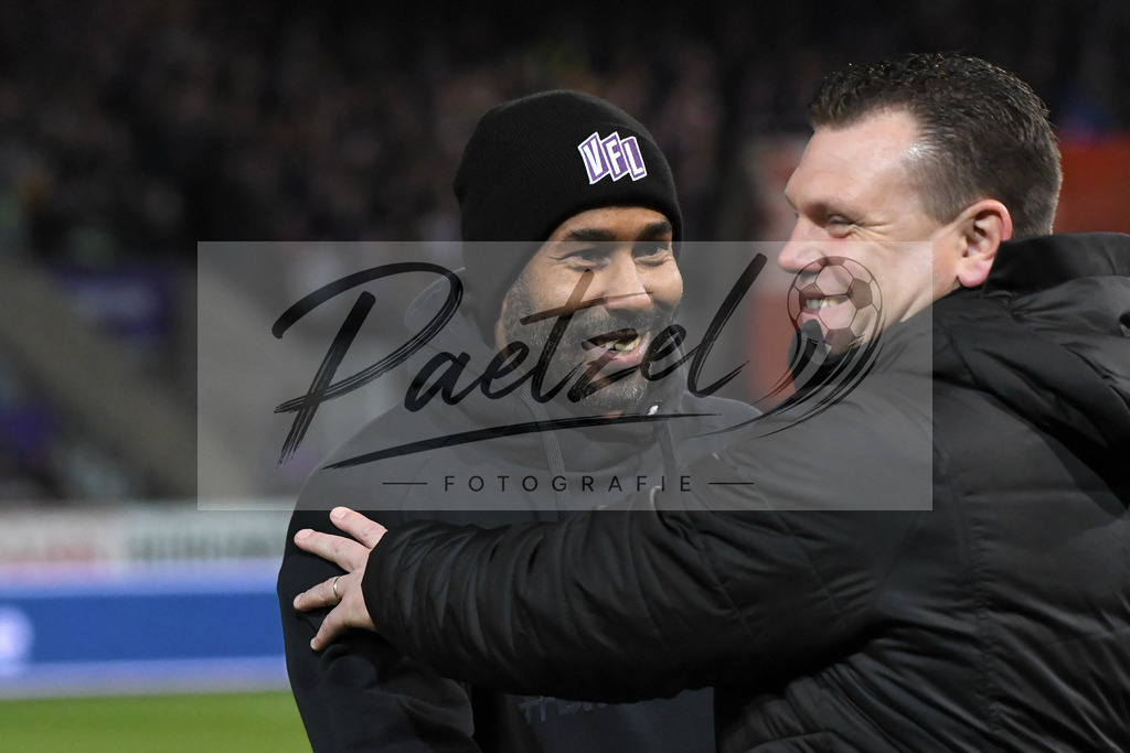 20200129_OSNSVS_0025JPG | Fußball, Herren: Trainer Daniel Thioune (VfL Osnabrück) und Trainer Uwe Koschinat (SV Sandhausen) umarmen sich beim Spiel der 2. Bundesliga zwischen VfL Osnabrück vs. SV Sandhausen am 29.01.2020 im Stadion an der Bremer Brücke in Osnabrück, Deutschland.(Foto von Nico Paetzel) - Realisiert mit Pictrs.com