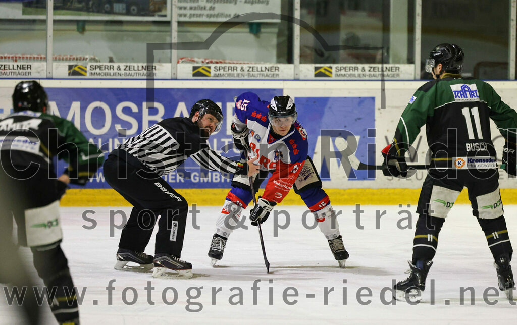 2023-01-22_040_Eishockey_TSV_Erding_gegen_ESC_Dorfen | Erding, Deutschland, 22.01.2023:
Eishockey, Bayernliga 2022 / 2023, 29. Spieltag, TSV Erding gegen ESC Dorfen, Endergebnis: 6:2

Christof Hradek (ESC Dorfen, #15), Sebastian Busch (Erding Gladiators, #11)

Foto: Christian Riedel / fotografie-riedel.net