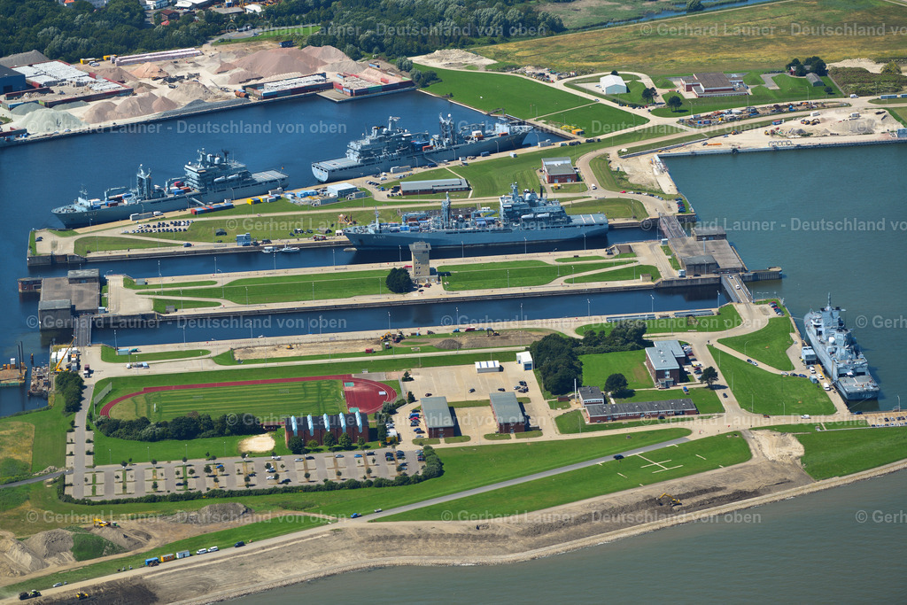 3621939 | Seeschleuse, Wilhelmshaven mit Schiffen der Bundesmarine