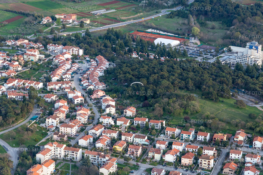 Vue aérienne: Vue de la ville à Poreč dans le département Gespanschaft Istrien, Croatie. Photo: IMG_106397.jpg prise le 14/04/2018 par Werner Riehm/FLY-FOTO.eu – Résolution de l'original: 5472 x 3648 px