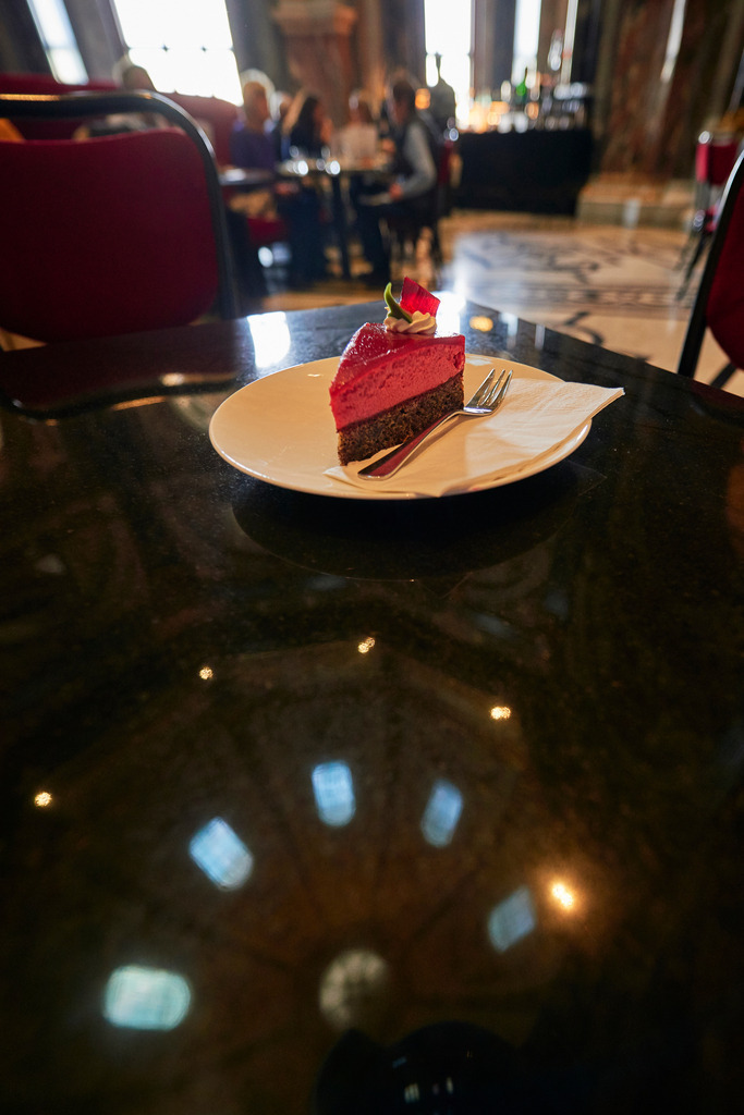 Cafe Restaurant KHM | Wien, Austria - October 18, 2017: Cafe Restaurant KHM, Himbeer-Mohntorte auf dem Tisch stehend, mit Blick in das Cafe. - Realisiert mit Pictrs.com