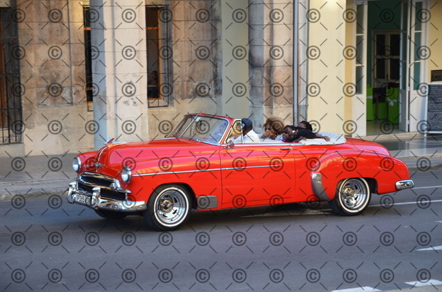 RGE_2254 | Ein Taxifahrer fährt in Havanna mit seinem Oldtimer Touristen durch die Stadt.     Fotograf: Ralf Gebhardt - Realisiert mit Pictrs.com