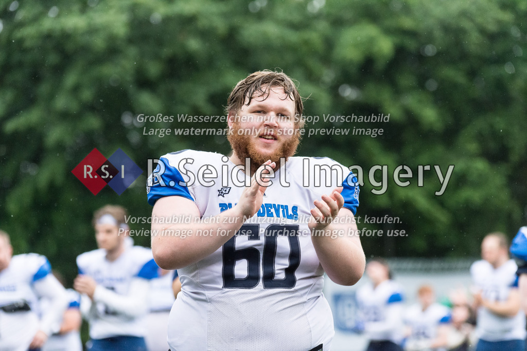 American Football, Saison 2023, Regionalliga Nord, Black Swans - Hamburg Blue Devils, TSG Swans Field, 01.07.2023, 6. Gameweek | Lukas Pierre Hofmann (#60, Blue Devils, OL)