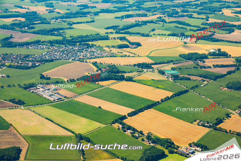 Aktuelles Luftbild von  Dinklage - Die Luftaufnahme wurde 2022 mittels UL-Flugzeug erstellt ( keine Drohne ) - hochauflösende Kamera-Systeme von  Canon -Beste Qualität - Für grossformatige Ausdrucke geeignet. Die Geschenkidee !