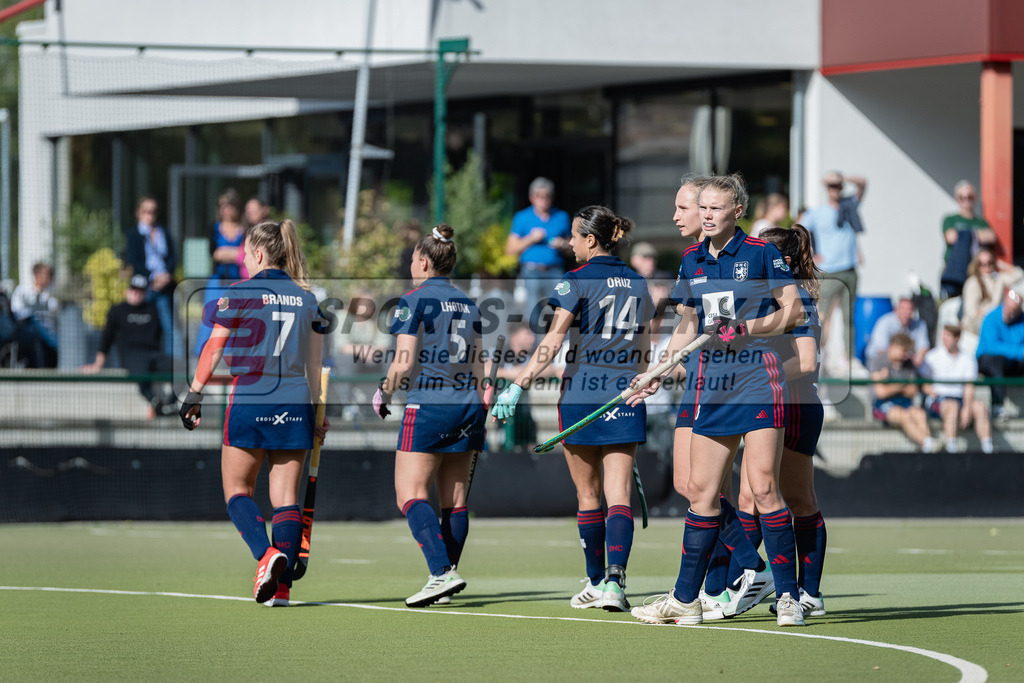 HK_20231007_105116 | 1.Bundesliga Damen Düsseldorfer HC - Großflottbeker THGC am 7.10.2023 DHC, Düsseldorf , Mabel Brands ( Düsseldorfer HC #7 ) , Pia Lhotak ( Düsseldorfer HC #5 ) , Selin Oruz ( Düsseldorfer HC #14 ) , Lilly Stoffelsma ( Düsseldorfer HC #50 )