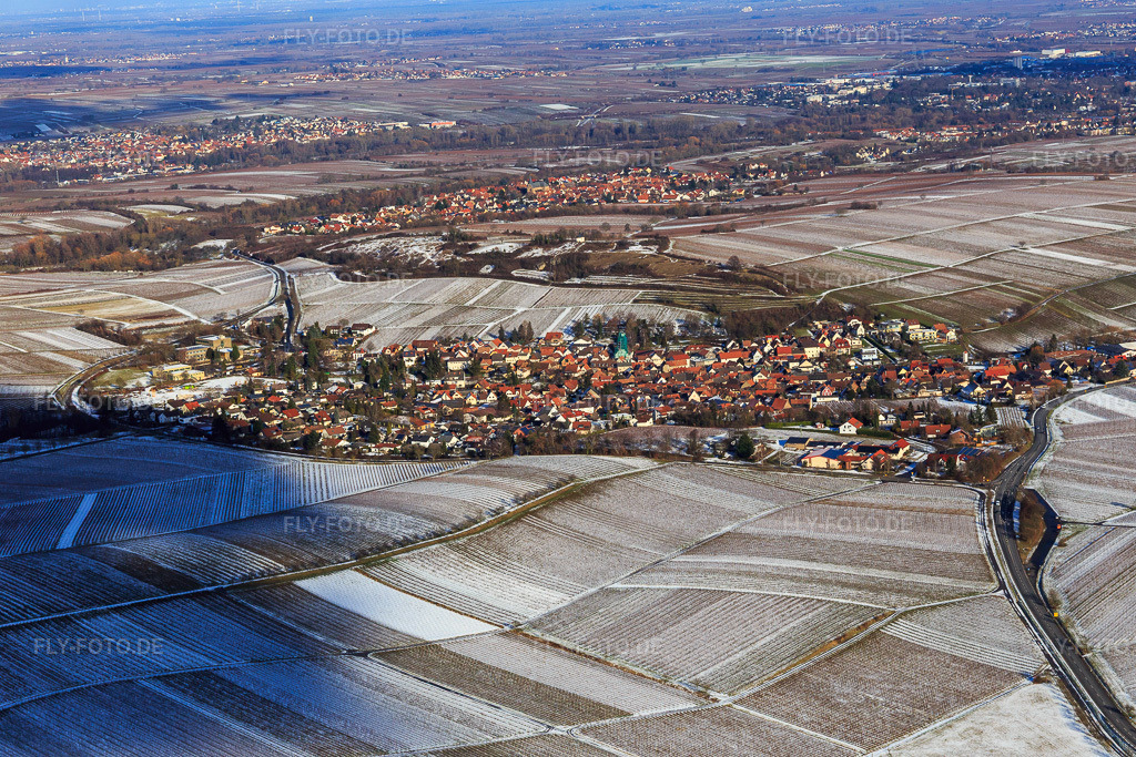 Luftbild: Dorfansicht unter der kleinen Kalmit im Winter bei Schnee aus Südwesten in Ilbesheim bei Landau im Bundesland Rheinland-Pfalz in Deutschland. Foto: IMG_096193.jpg vom 15.01.2017 durch Werner Riehm/FLY-FOTO.de