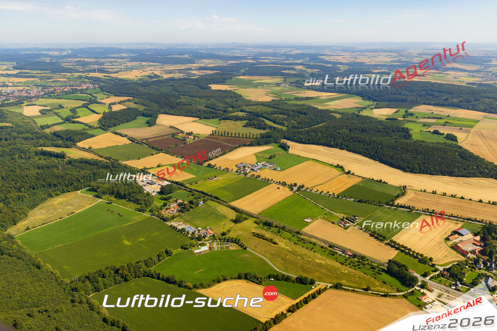 Klassische Luftaufnahme ohne Drohne zeigt:Borlinghausen bei Willebadessen - Die Luftbildaufnahme wurde 2025 vom UL-Flugzeug heraus erstellt ( keine Drohnenaufnahme ) - Hochauflösende Luftaufnahme -Nicht vergleichbar mit Google Maps oder Satelittenbilder- Die Geschenkidee !Mit Lizenz und Bildrechte bestellbar