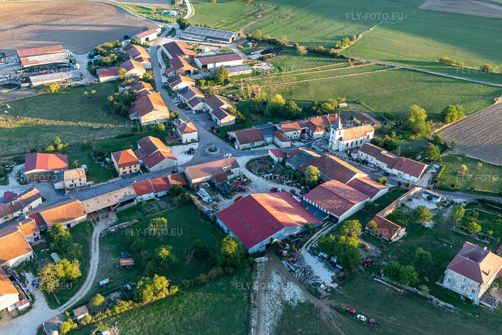 Vue aérienne: Vue de la ville à Lezéville dans le département Haute Marne, France. Photo: IMG_134318.jpg prise le 03/09/2022 par Werner Riehm/FLY-FOTO.eu – Résolution de l'original: 5472 x 3648 px