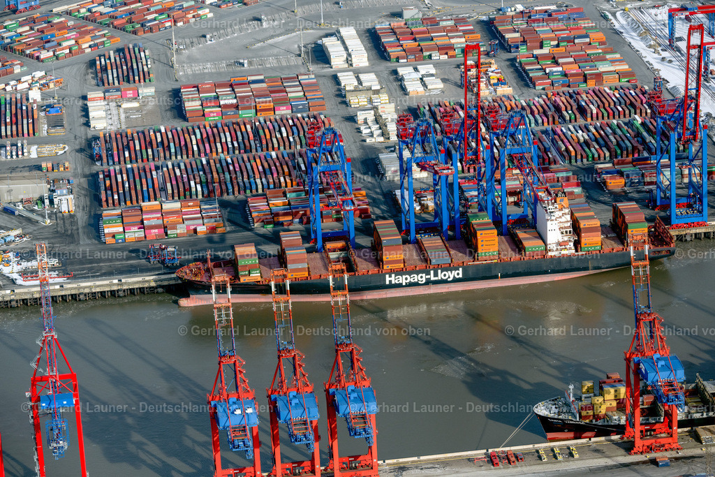 4044648 | HAMBURG 14.02.2021 Blick auf Container und Containerschiffe am Kai der HHLA Logistics Container Terminal Burchhardkai und Waltershofer Hafen im Eurogate Container Terminal  des Hamburger Hafens in Hamburg.