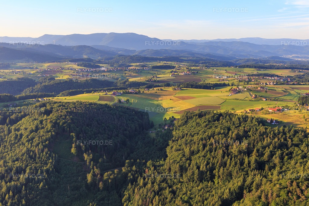 Luftbild: Weiler auf der Hochebene des Schwarzwalds im Ortsteil Ottoschwanden in Freiamt im Bundesland Baden-Württemberg in Deutschland. Foto: IMG_147520.jpg vom 30.05.2025 durch Werner Riehm/FLY-FOTO.de