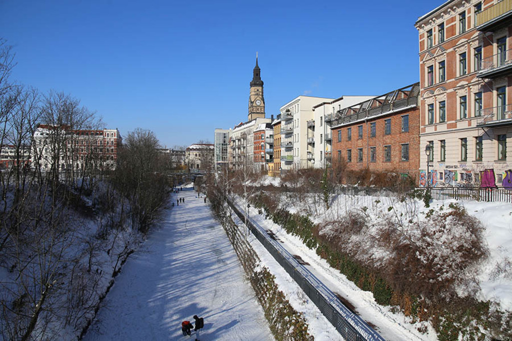 Karl-Heine-Kanal im Winter - Blick zur Philippuskirche | Entdecke über 20 Kategorien Leipzig-Motive: Foto-Downloads, hochwertige Poster, Leinwand- & Fine-Art-Prints. Jetzt Lieblingsfoto im Bildlexikon Leipzig Shop bestellen!