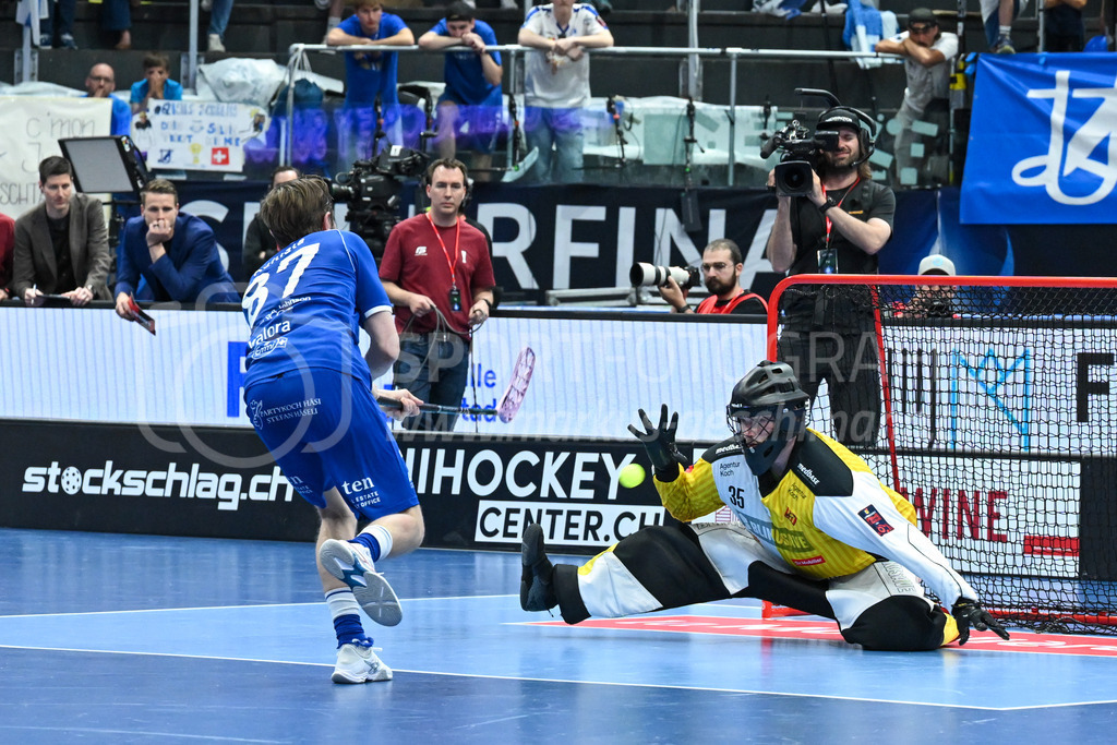 Zug United - HC Rychenberg - 25. April 2026 | Im Penaltyschiessen pariert Eric Kunz (#35 HC Rychenberg Winterthur) den Schuss von Miko Kailiala (#87 Zug United) am L-UPL Superfinal-Spiel zwischen Zug United und HC Rychenberg am 25. April 2026 in der BCF Arena, Fribourg, Schweiz.Bild: Sportfotografie Markus Aeschimann | www.markus-aeschimann.ch - Realisiert mit Pictrs.com
