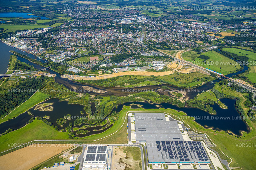 Wesel240802391 | Luftbild, Lippemündungsraum mit Baustelle, Fluss Lippe und Naturschutzgebiet NSG, Flusslauf mit Sandbank, Büdericher Insel, Rhein-Lippe-Hafen mit Rhenus Logistics und Nordfrost GmbH, rechts die Bundesstraße B8 Brücke am Lippeschlößchen, hinten das Gewerbegebiet Am Lippeglacis, Ortsansicht und Wohngebiet Wesel, Wesel, Ruhrgebiet, Niederrhein, Nordrhein-Westfalen, Deutschland