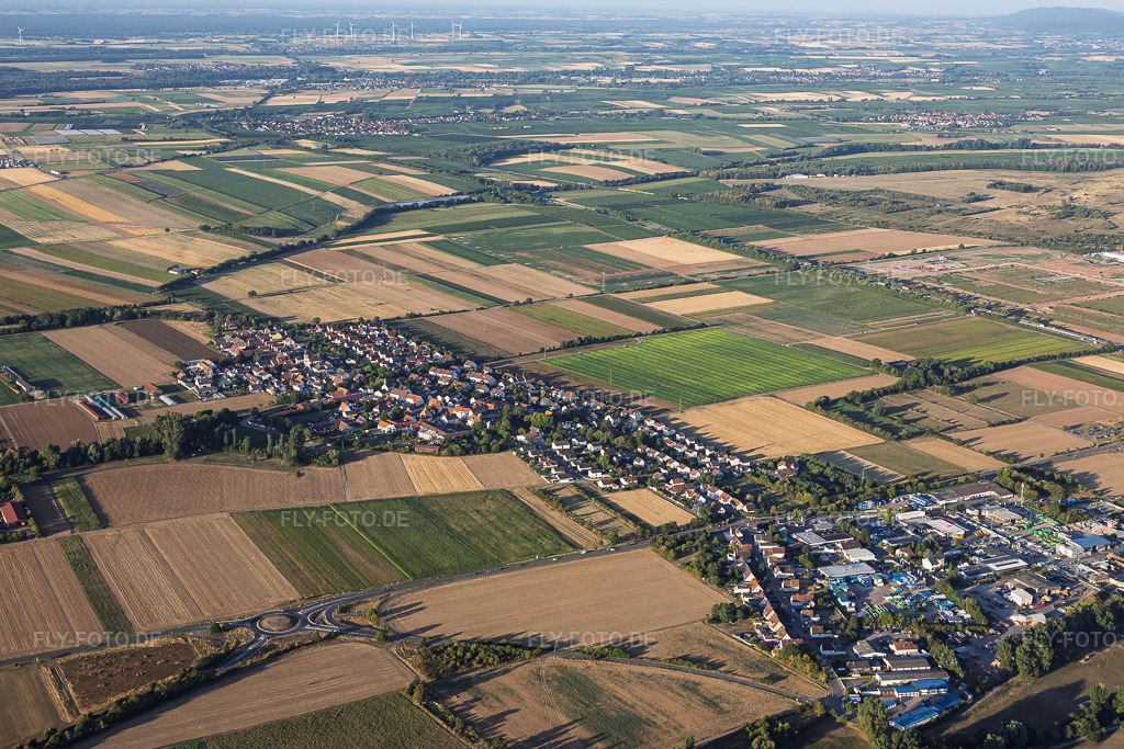 Luftbild: Dorfansicht aus Nordosten im Ortsteil Mörlheim in Landau im Bundesland Rheinland-Pfalz in Deutschland. – Foto: IMG_158536.jpg vom 07.08.2026 durch Werner Riehm/FLY-FOTO.de – Auflösung des Originals: 5612 x 3742 px