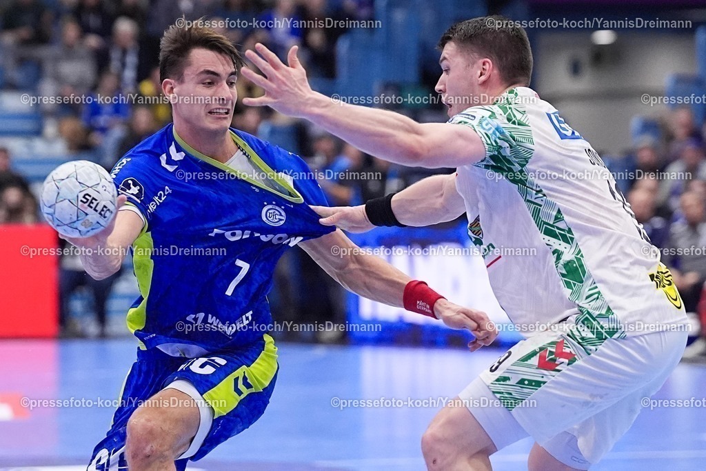 xYDRx14122501014 | 14.12.2025, xydrx, Handball, 1.HBL, VfL Gummersbach - SC Magdeburg, Schwalbe-Arena: Julian Koester (VfL Gummersbach #7) im Zweikampf gegen Elvar Oern Jonsson (SC Magdeburg #19)Photo: xYannisxDreimannxPressefotoKochx