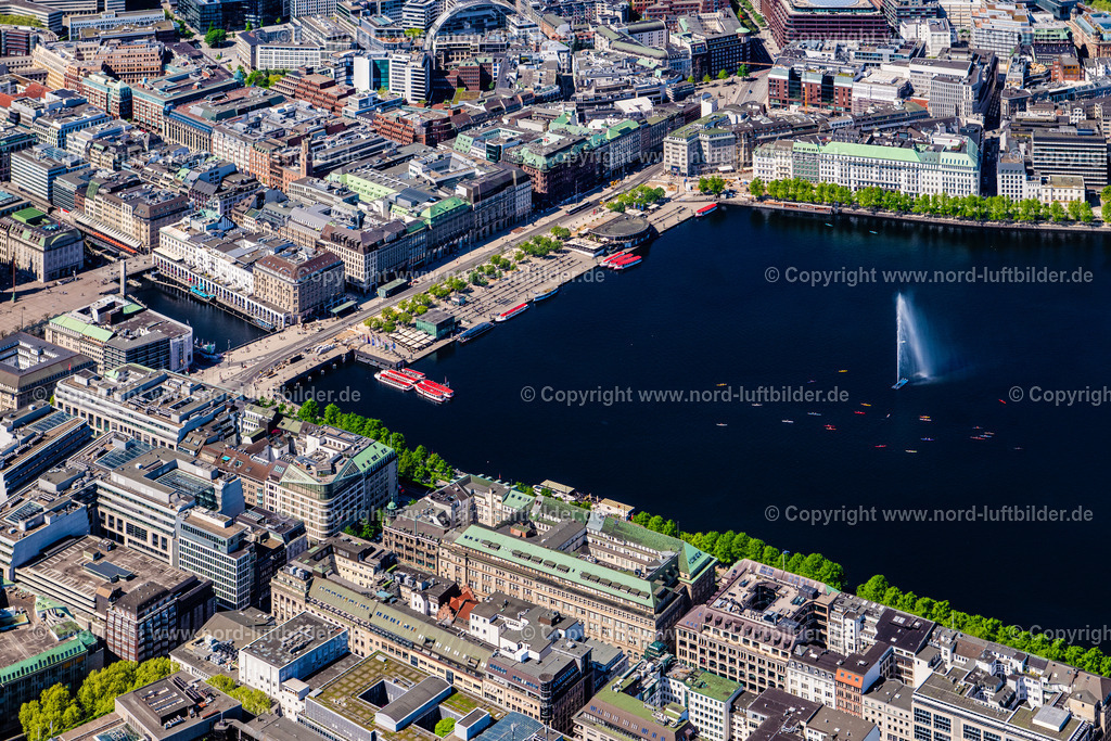 Hamburg_Alster_Jungfernstieg_ELS_4669010525 | HAMBURG 01.05.2025 Altstadtbereich und Innenstadtzentrum mit Binnenalster und Außenalster in Hamburg, Deutschland. // Old town area and inner city center with Binnenalster and Aussenalster in Hamburg, Germany. Foto: Martin Elsen