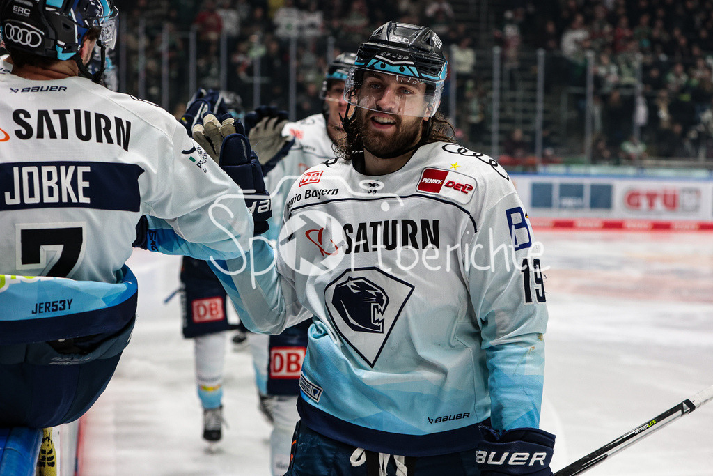 Augsburger Panther - ERC Ingolstadt | Wojciech STACHOWIAK (ING #19) freut sich ueber seinen Treffer zum 0-2