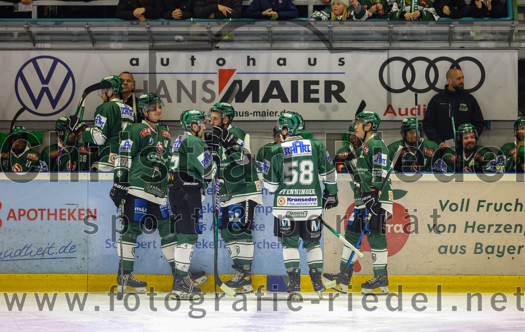 2023-11-03_096_TSV_Erding_gegen_ESC_Dorfen | Erding, Deutschland, 03.11.2023:
Eishockey, Bayernliga Vorrunde 2023 / 2024, 6. Spieltag, TSV Erding gegen ESC Dorfen, Endergebnis: 11:3

Elia Ostwald (Erding Gladiators, #17), Philipp Michl (Erding Gladiators, #77), Paul Pfenninger (Erding Gladiators, #58), Thomas Matheson (Erding Gladiators, #37)

Foto: Christian Riedel / fotografie-riedel.net