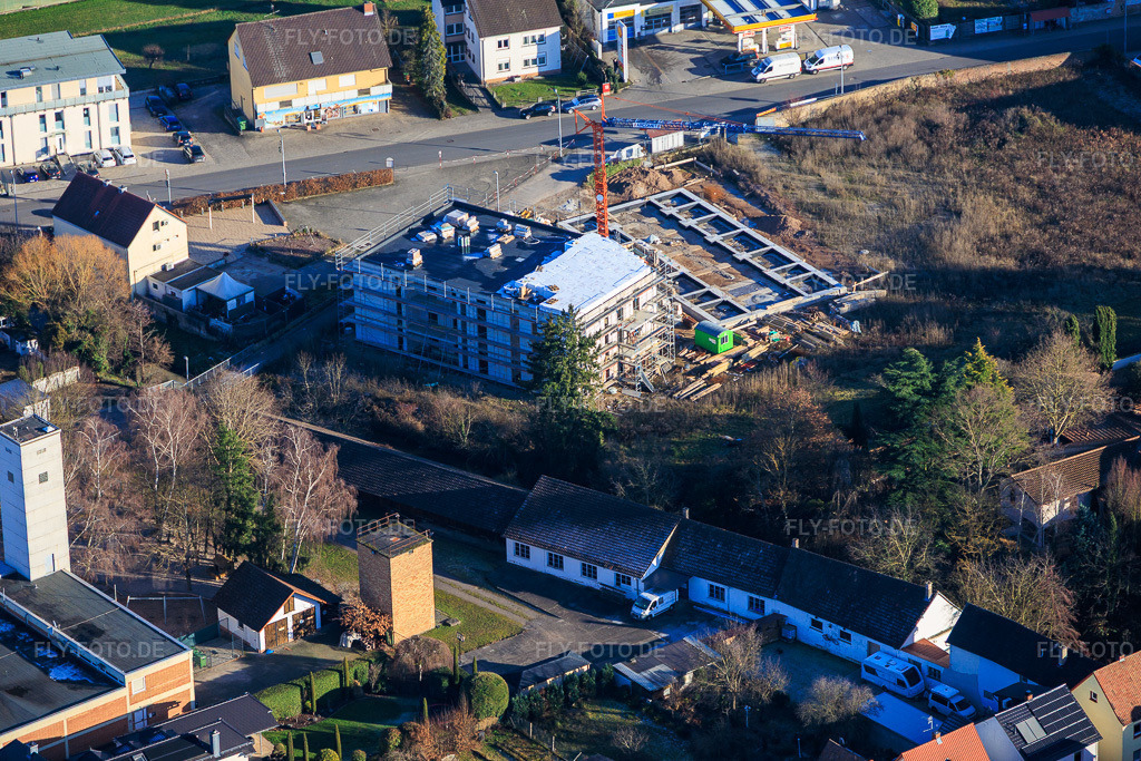 Luftbild: Baustell für Mehrfamilienhäuser an der Neue Landstr in Rülzheim im Bundesland Rheinland-Pfalz in Deutschland. Foto: IMG_152675.jpg vom 31.12.2025 durch Werner Riehm/FLY-FOTO.de