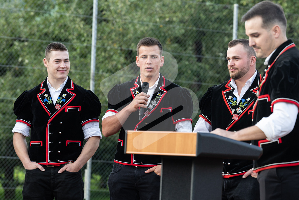 ESAF2025_Empfang_8416 | Die Schwinger des Schwyzer Kantonalen Schwingerverbandes: Fotos, die Dynamik und Leidenschaft festhalten, sowie emotionale Momente aus dem traditionellen Schwingsport zeigen. - Realisiert mit Pictrs.com