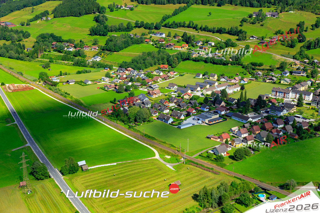 Die Luftaufnahme der Stadt Oeblarn wurde 2017 vom Flugzeug heraus erstellt ( keine Drohne )- hohe Auflösung für beste Qualität