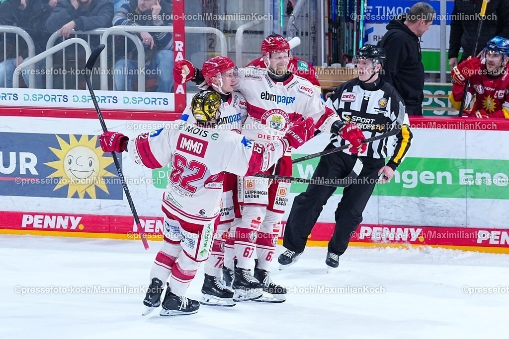 xYDRx20022601056 | 20.02.2026, xydrx, Eishockey, DEL2, Düsseldorfer EG - EV Landshut, PSD Bank Dome Düsseldorf: Torjubel nach dem Tor zum 4:3 für den EV Landshut durch Torschütze Stanislav Dietz (EV Landshut #67) zusammen mit Trevor Gooch (EV Landshut #72) und Tor Immo (EV Landshut #62)    Photo: xYannisxDreimannxPressefotoKochx