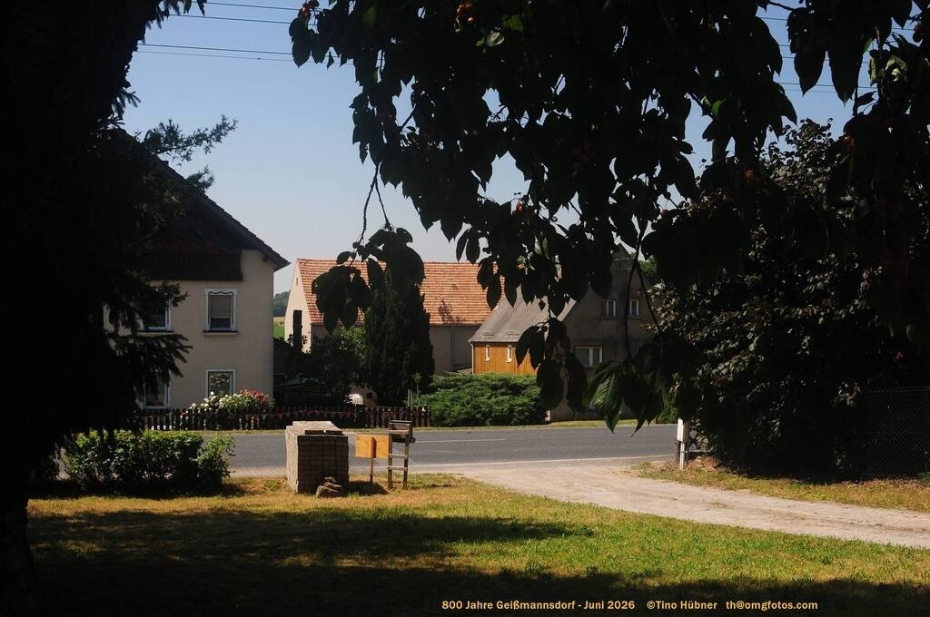 Geißmannsdorf-2026-Ortsbilder-049 | Geißmannsdorf bei Bischofswerda im Sommer 2026. Ein fotografischer Streifzug durch das Dorf Geißmannsdorf, mit Gebäuden, Straßen, Strohpuppen und geschmückten Vorgärten und Grundstücken anlässlich der 800-Jahr-Feier von Geißmannsdorf im Juni 2026 - Realisiert mit Pictrs.com