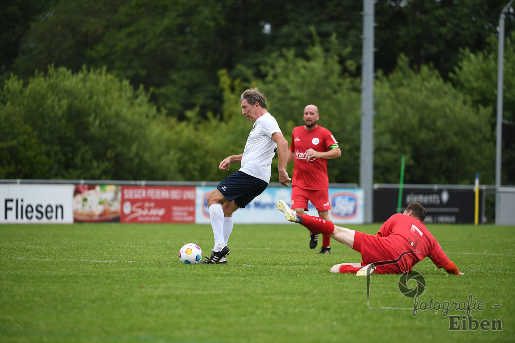 SV Brake Ü40-BW Bümmerstede (Ü40) | Kreispokal Finale Jade-Weser-Hunte Ü40; SV Brake Ü40 (rot)-BW Bümmerstede Ü40 (weiß) am 15.06.2025 in Rastede (Sportanlage Köttersweg), Photo: Philip Eiben 2025 - Realisiert mit Pictrs.com