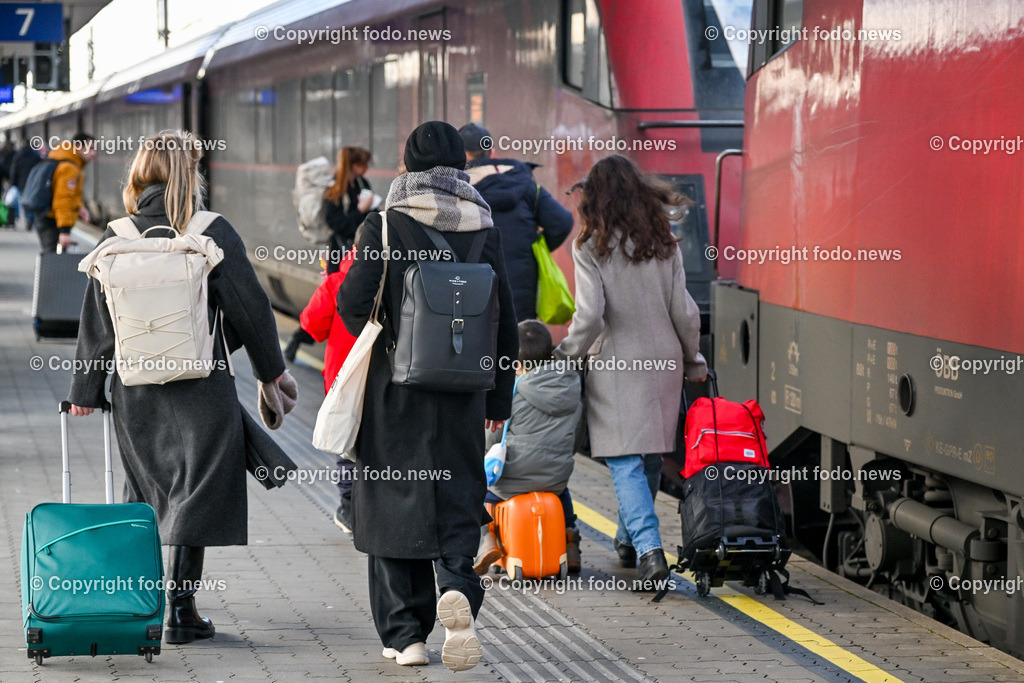Hauptbahnhof Linz_ Bahnhofshalle_ Bahnsteig_ 26.12.2023-3 | 26.12.2023, Hauptbahnhof Linz, AUT, Bahnhofshalle und Bahnsteig, im Bild Bahnhofshalle, Bahnsteig, Zug, Fahrgaeste, Ticket, Ticketautomat, OEBB, Reisende, Gepaeck, Railjet, Westbahn, ICE, DB, Schild, Anzeigetafel, Linz