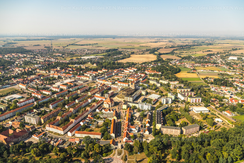 Zerbst-9306 | Die Magdeburger Platte® - das sind die schönsten Luftbilder von Magdeburg & Sachsen-Anhalt auf Acryl, Leinwand oder zum Download. Das ist Luftbildfotografie & Luftbildaufnahmen mit Drohne & Flugzeug.  - Realisiert mit Pictrs.com
