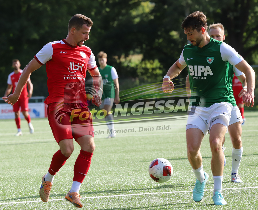 FC RW Kirchlengern - TuS Dornberg | Auf dem Bild zu sehen: rot FC RW Kirchlengern: Artem Panasenkow ; grün TuS Dornberg: Charley AchtereekteFC RW Kirchlengern, TuS Dornberg, Saison 25/26, Landesliga, Kirchlengern, Deutschland - Realisiert mit Pictrs.com