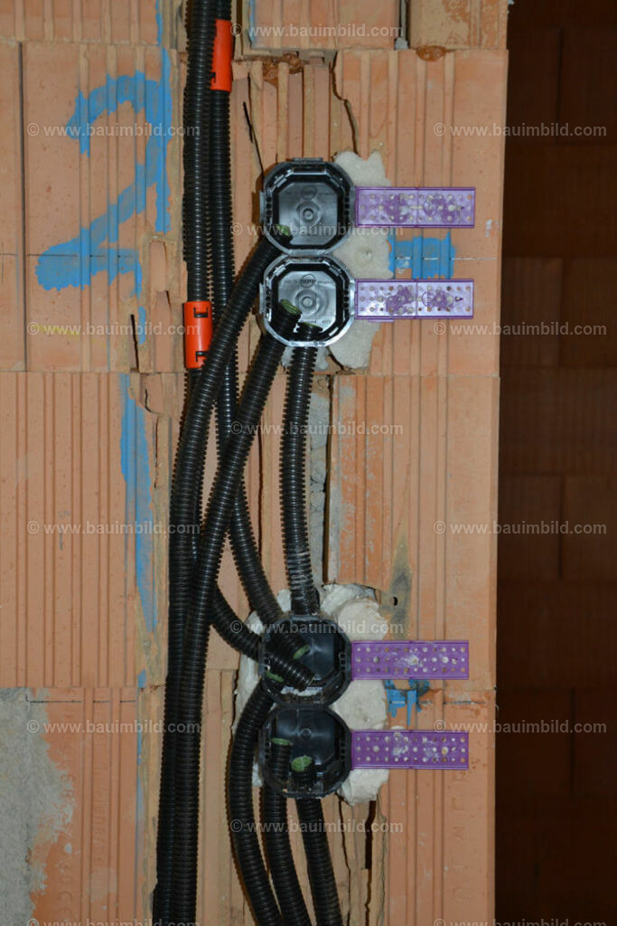 bib-lg17-elektroinstallation-0134 | Nach LV-Leistungsgruppen sortierte Detailfotos über den Bau eines Hauses. Alle Hausbau-Bilder direkt vom Urheber und Autor der Website Haus-Selber-Bauen.com
