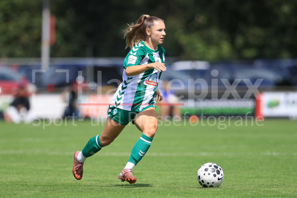 Fussball, Testspiel Frauen, FC Twente Enschede - SV Werder Bremen | Michelle Weiß (SV Werder Bremen, 15) am Ball, Freisteller, Einzelbild, Ganzkörper, Aktion, Action, Spielszene