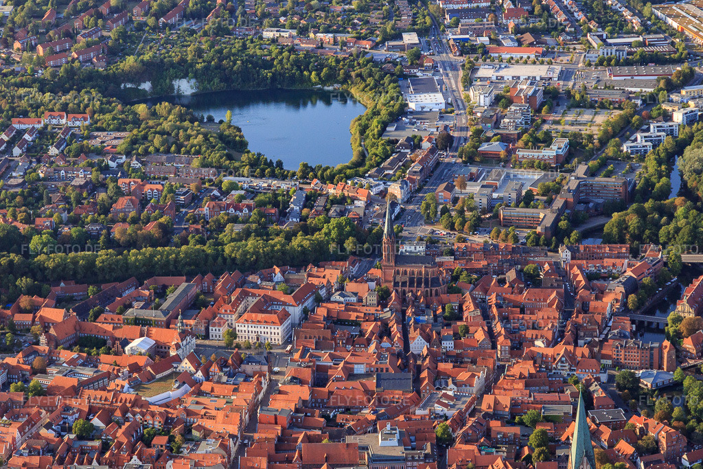 Luftbild: Übersicht Altstadtbereich aus Süden am Abend mit St. Nicolai und Kreidebergsee in Lüneburg im Bundesland Niedersachsen in Deutschland. Foto: IMG_110697.jpg vom 22.08.2018 durch Werner Riehm/FLY-FOTO.de