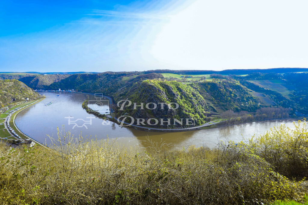 Loreleyblick-6668 | Die Loreley ist Deutschlands wohl bekanntester Felsen und zieht jedes Jahr tausende von Touristen aus aller Welt an. Hier an der Loreley gibt es nicht nur Sagen und Legenden. Hier an der Stelle ist der Rhein am schmälsten und am tiefsten und es gab jeher viele Schiffsunfälle. - Realisiert mit Pictrs.com