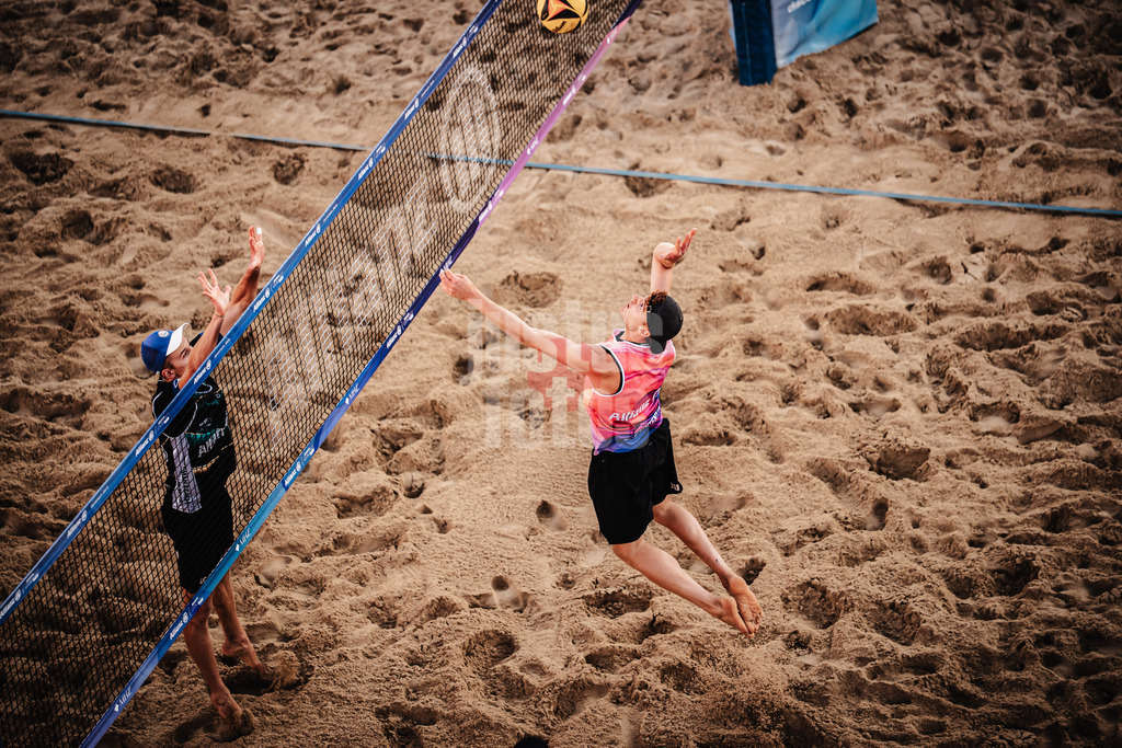 Beachvolleyball | Männer | Allianz German Beach Tour 2025 | Tourstop Berlin | 23.08.2025 | v.l. Momme Lorenz gegen Max Just