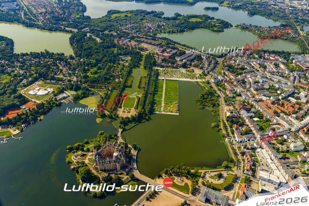 Luftaufnahme Schlosspark Kreuzkanal Schwerin - Die Luftaufnahme wurde 2025 vom UL-Flugzeug heraus erstellt ( ohne Drohne ) - Hochauflösende Luftaufnahme - für professionelle Ausdrucke geeignet. Die Geschenkidee !Mit Lizenz und Bildrechte bestellbar