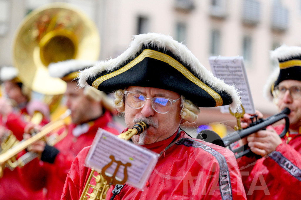 _DWA2382 | Trotz Nieselregen schlängelte sich der „Gaudiwurm“ am Sonntag durch die Nürnberger Innenstadt an tausenden Faschingsfans vorbei.  Nürnberg, 11.02.2024 - Realisiert mit Pictrs.com