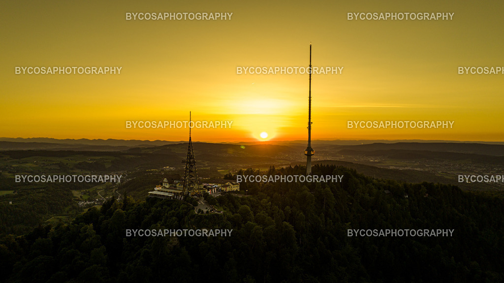 Uetliberg Sunset _ Golden Skyline | Exklusive Fine Art Prints aus Zürich – hochwertige Stadt- und Landschaftsfotografien als Wandbilder. Entdecken Sie einzigartige Zürich-Fotos zum Ausdrucken - Realisiert mit Pictrs.com