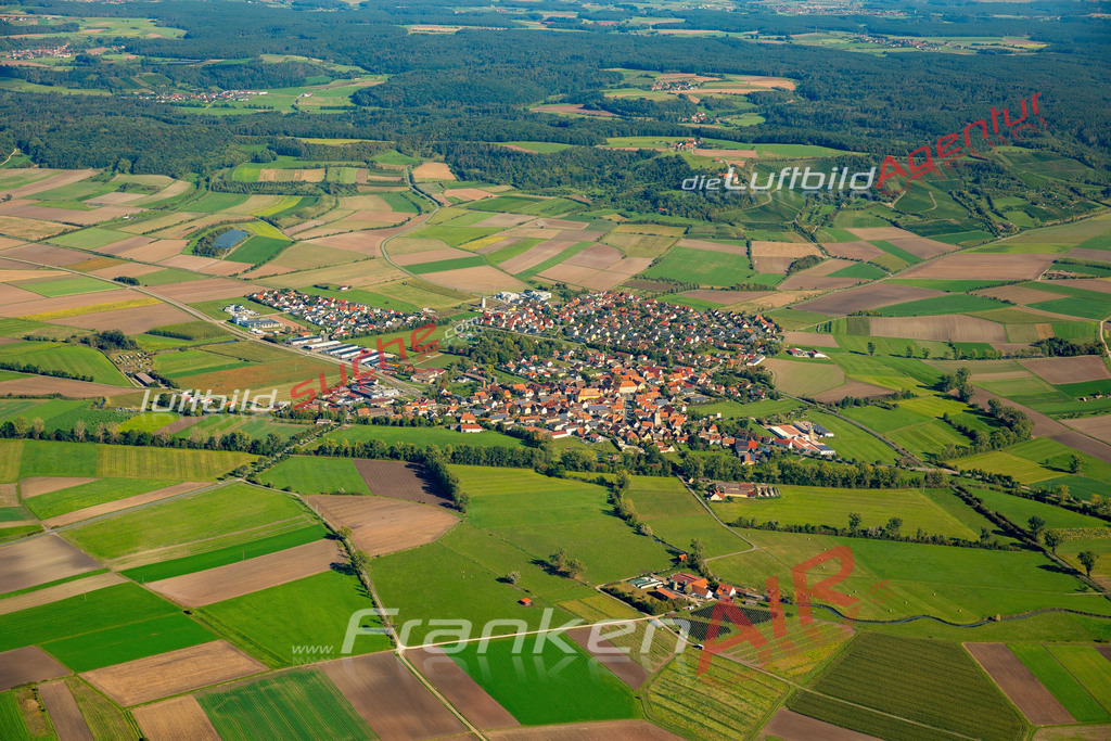 Das Luftbild zeigt :  Ipsheim - Die Luftaufnahme wurde 2023 vom UL-Flugzeug aus erstellt ( keine Drohne ) - Hochauflösende Luftaufnahme - Für grossformatige Ausdrucke geeignet. Die Geschenkidee !Mit Lizenz und Bildrechte bestellbar